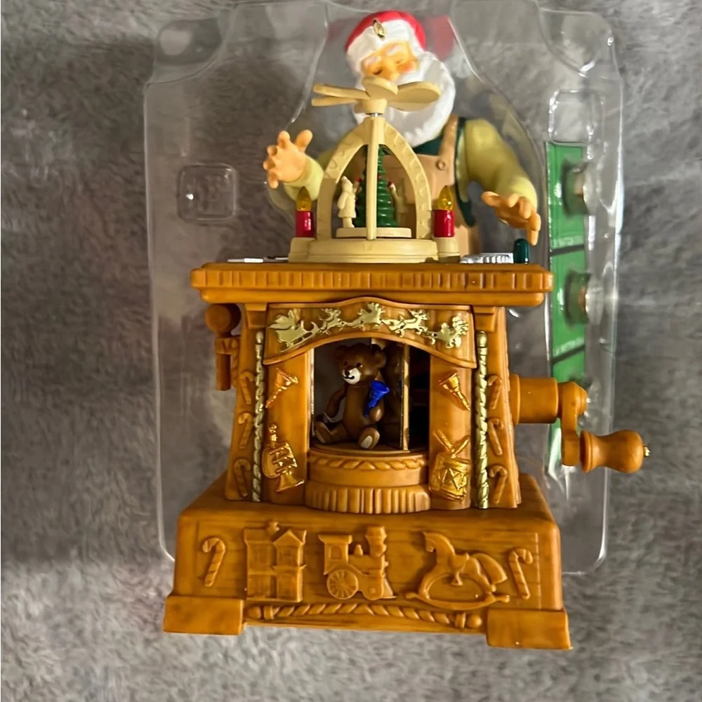 Hallmark 2019 Toymaker Santa Keepsake 20th Anniversary - Picture 2 of 4